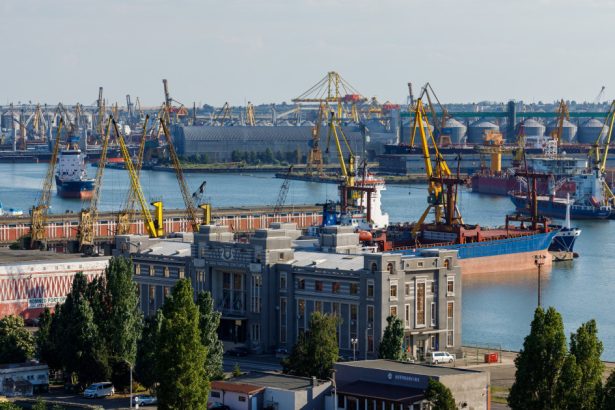 grindeanu peste 70 de milioane de tone de marfuri tranzitate prin romania portul constanta cel mai important port de la marea neagra 67859086d84c7