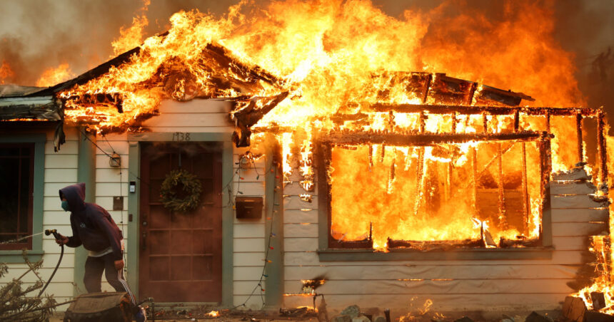 Haos pe străzile din Hollywood din cauza incendiilor devastatoare. Oamenii caută în panică un adăpost: „Unde să mă duc?” 1 haos pe strazile din hollywood din cauza incendiilor devastatoare oamenii cauta panicati un adapost unde sa ma duc 677fb805dfb26
