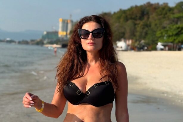 imagini cu ioana ginghina in costum de baie la 47 de ani pe plaja din malaezia fara filtru fara machiaj si fara ezitare 67823037300c7
