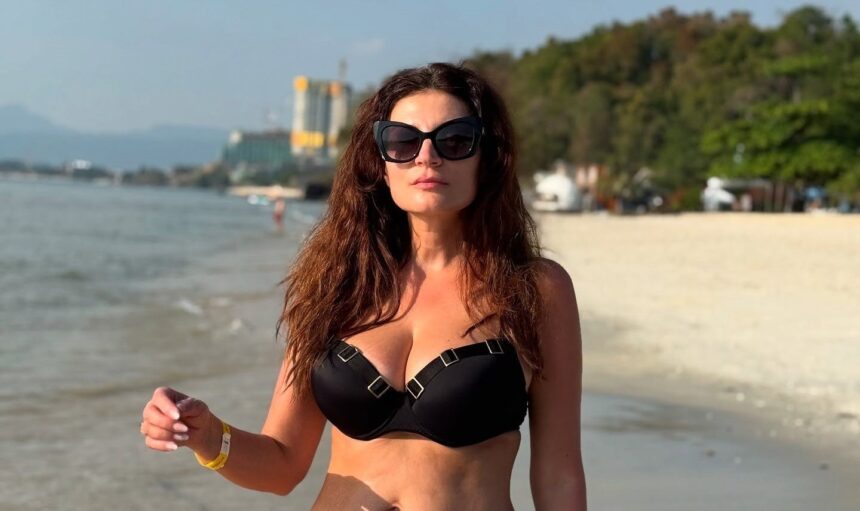 imagini cu ioana ginghina in costum de baie la 47 de ani pe plaja din malaezia fara filtru fara machiaj si fara ezitare 67823037300c7