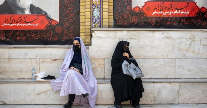 Iranul nu mai aplică pedepse femeilor care nu poartă vălul islamic pe stradă: „Ne îndreptăm în direcția corectă” 1 iranul nu le mai pedepseste pe femeile care nu poarta valul islamic pe strada ne indreptam in directia corecta 6791ce415b2b4
