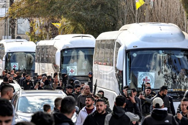 israelul a eliberat 200 de detinuti in schimbul celor patru ostatice un palestinian detinut de 40 de ani mohammed tous e printre ei 679512fa933c6