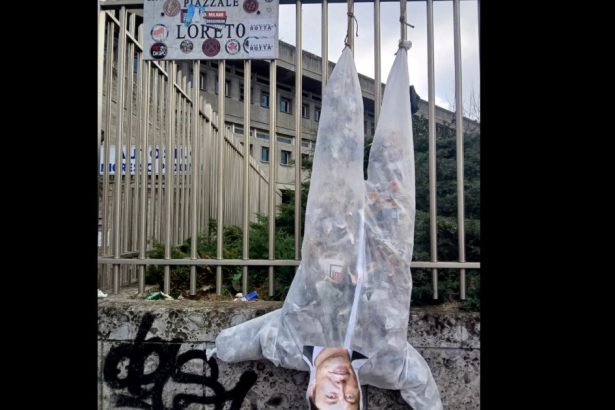 italienii au spanzurat un manechin cu chipul lui elon musk in piata din milano unde a fost executat benito mussolini 67911af79fc57