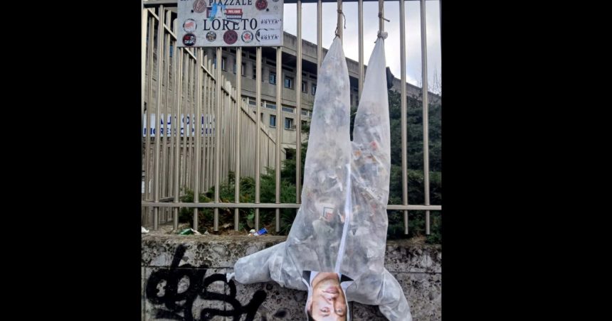 italienii au spanzurat un manechin cu chipul lui elon musk in piata din milano unde a fost executat benito mussolini 67911af79fc57