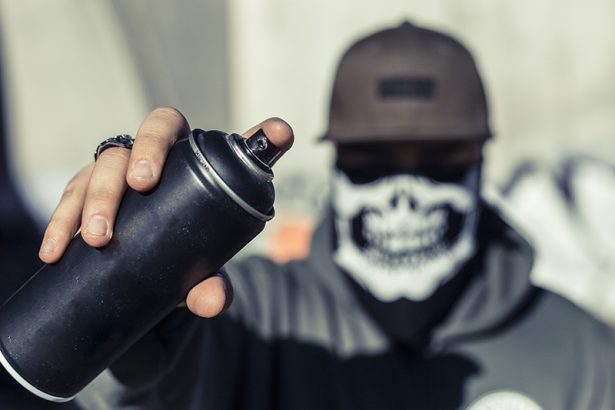 jaf la o sala de jocuri doi hoti au dat cu spray lacrimogen si au amenintat o casierita 6793b4c462c54