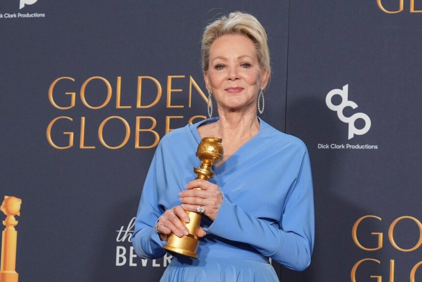 Jean Smart, câștigătoare a Globului de Aur 2025, a purtat pe covorul roșu o ținută realizată de un designer român. Cât costă rochia? 1 jean smart castigatoare globul de aur 2025 a purtat pe covorul rosu o tinuta creata de un designer roman cat costa rochia 677be5a47477f