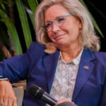 joe biden o decoreaza pe republicana liz cheney despre care trump spunea ca ar trebui adusa in fata plutonului de executie 67767dae1a3f3