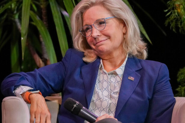 joe biden o decoreaza pe republicana liz cheney despre care trump spunea ca ar trebui adusa in fata plutonului de executie 67767dae1a3f3