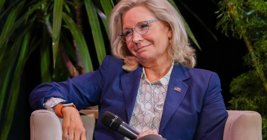 joe biden o decoreaza pe republicana liz cheney despre care trump spunea ca ar trebui adusa in fata plutonului de executie 67767dae1a3f3