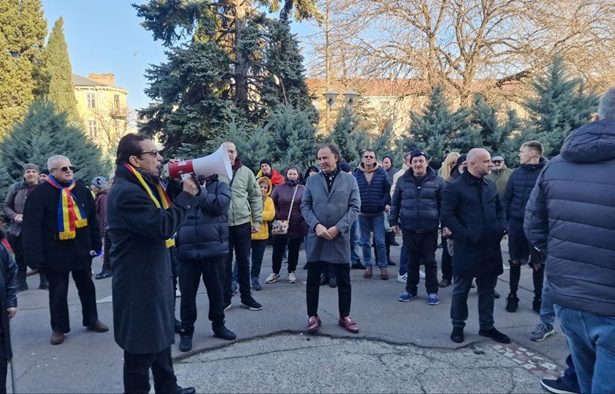 live foto protest la prefectura constanta manifestari organizate simultan in toata tara in loc sa exporte bunuri romania exporta propriii copii in cautarea unui loc de munca 678b9e0536691
