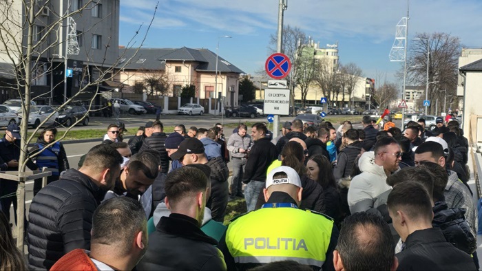 Polițiștii din Constanța protestează împotriva diminuărilor salariale: Tăieri de peste 1.500 de lei 1 live foto video politistii din constanta protesteaza fata de diminuarile salariale taieri de peste 1 500 de lei 677e566bb961c