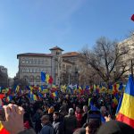 Protest AUR în Capitală. Manifestanții au cerut demisia lui Iohannis și reluarea turului doi la prezidențiale. Jurnaliștii, agresați. 3 live text protest aur in capitala manifestantii au cerut demisia lui iohannis si reluarea turului doi la prezidentiale jurnalistii agresati 678425e6c312a