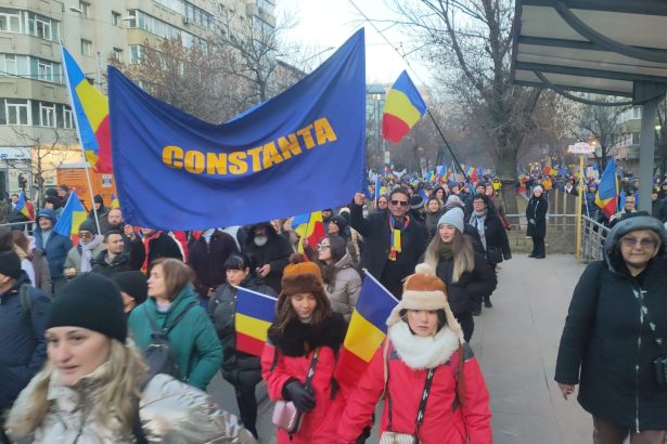 mii de oameni la protestul aur se striga turul doi inapoi jos iohannis libertate video 6783d98153c3f