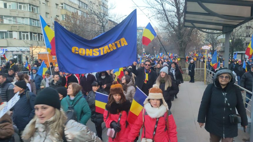 Mii de oameni la protestul AUR. Se strigă: „Turul doi, înapoi!”, „Jos Iohannis!”, „Libertate” 1 mii de oameni la protestul aur se striga turul doi inapoi jos iohannis libertate video 6783d98153c3f