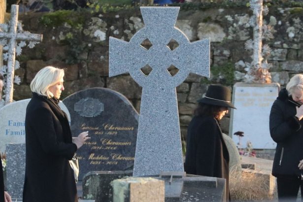 mormantul liderului francez de extrema dreapta jean marie le pen a fost vandalizat 679cee359cdae