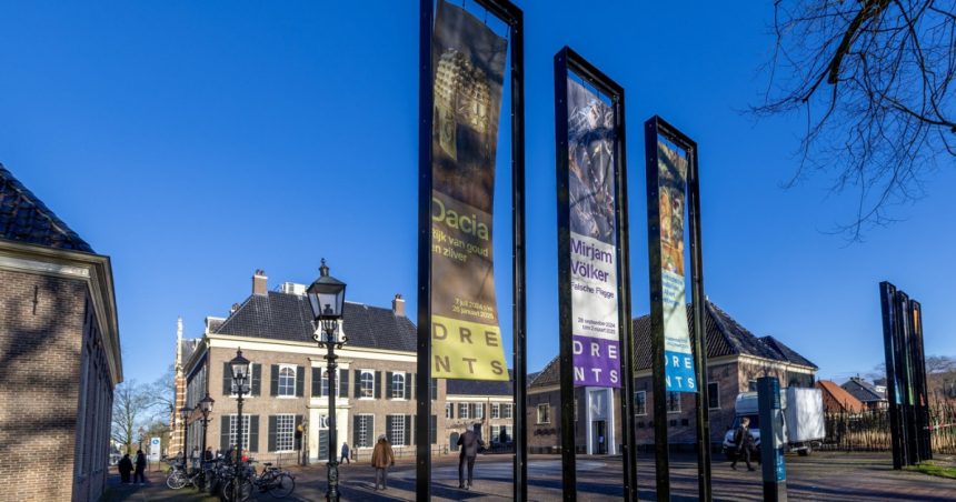 Muzeul Drents din Assen și-a redeschis porțile pentru public după furtul obiectelor din tezaurul dacic de sâmbăta trecută. 1 muzeul drents din assen este din nou deschis pentru public dupa furtul obiectelor din tezaurul dacic de sambata trecuta 679cb225a3237