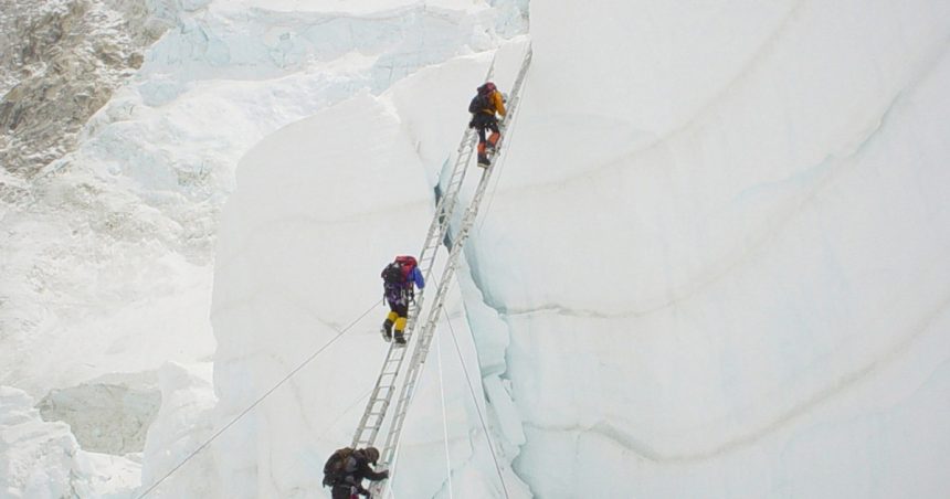 nepal majoreaza taxele de permis pentru alpinisti cat costa o urcare pe muntele everest cel mai inalt depozit de gunoi din lume 6791f157c548a