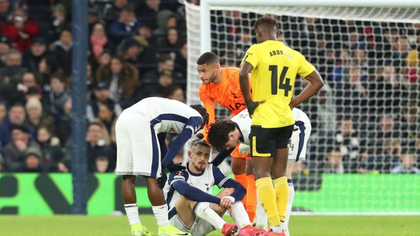 Radu Drăgușin a fost exclus din echipa Tottenham! Clubul englez a făcut anunțul după accidentarea jucătorului român. 1 news alert radu dragusin este out de la tottenham clubul englez a facut anuntul dupa accidentarea tricolorului 679cdbfdd40dd