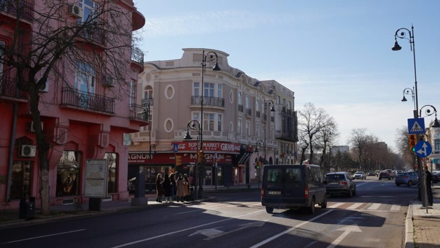 nu este nimeni interesat de achizitionarea hotelului grand din centrul orasului cladirea inca este de vanzare 677efa5b18792