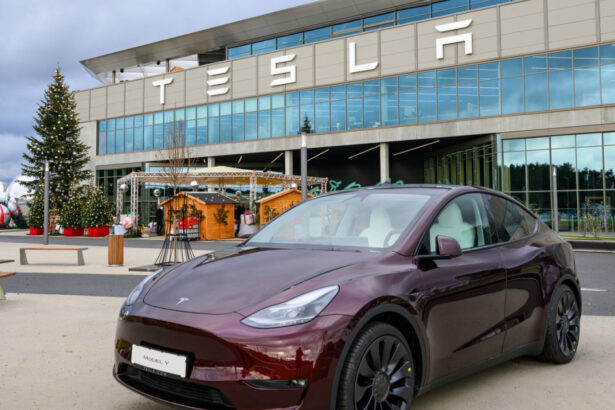 nu mai putin de 26 milioane de vehicule tesla sunt sub investigatie accidente provocate de functia de conducere la distanta 677e6c7add0bf