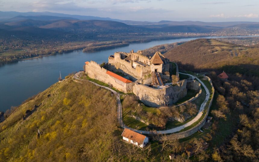 O veche comoară descoperită la o cetate de pe malul Dunării 1 o veche comoara descoperita la o cetate de pe malul dunarii 6776c93d9d88a
