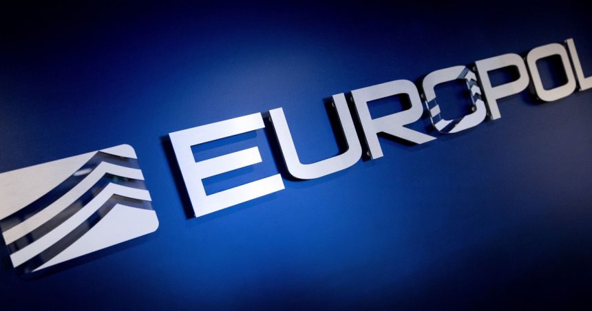Operațiune mamut a Agenției Europol: Peste 400 de arestări în 30 de țări. Obiectivele anchetatorilor 1 operatiune mamut a agentiei europol peste 400 de arestari in 30 de tari ce au vizat anchetatorii 679b8e945c3f8