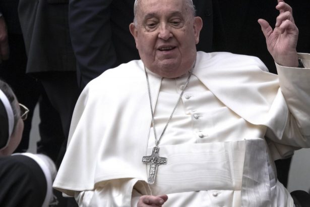 papa francisc denunta o epoca marcata de dezinformare si polarizare fenomenul ingrijorator este deturnarea programata a atentiei 679393961d7b5