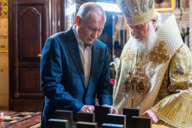 patriarhul kirill a binecuvantat icoane si cruci care vor fi gravate cu initialele lui putin si trimise militarilor rusi de craciun 677d74dc8e508
