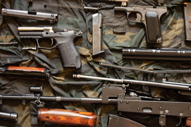 peste 1000 de perchezitii in ucraina intr o ancheta privind traficul de arme si munitii 679214d533649