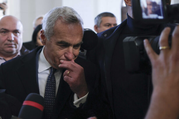 politico calin georgescu greu de invins la prezidentiale promisiunile sale pentru viitor pot fi cu greu egalate 677f8b42282ff