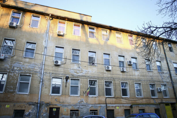 protest al angajatilor maternitatatii odobescu din timisoara dupa prabusirea unui tavan acestia cer autoritatilor locale un nou sediu 677fc38c45e3e