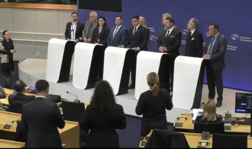 Protest AUR în fața Parlamentului European. Simion: „Valul trumpist va mătura Europa în acest an” 1 protest aur in fata parlamentului european simion valul trumpist va matura europa in acest an video 679a5396048e5