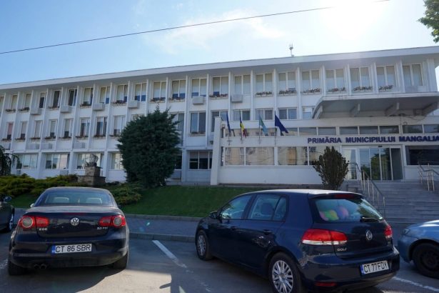 protest in fata primariei mangalia angajatii santierului naval protesteaza impotriva concedierilor anuntate de conducerea damen 6798af98b882a