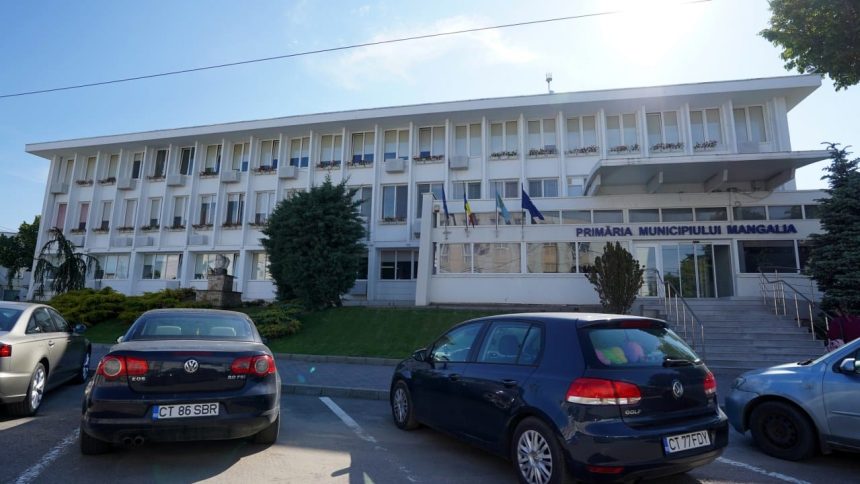 protest in fata primariei mangalia angajatii santierului naval protesteaza impotriva concedierilor anuntate de conducerea damen 6798af98b882a