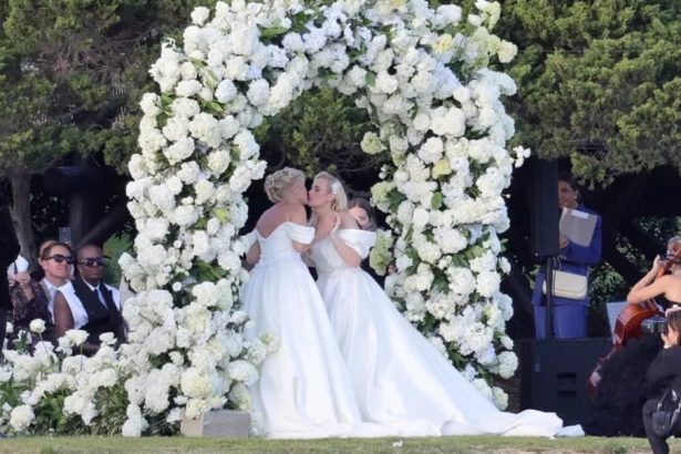 rebel wilson si sotia ramona agruma aparitie neasteptata in rochiile de nunta la australian open 2025 au facut furori in tribune 678523b4dfe97