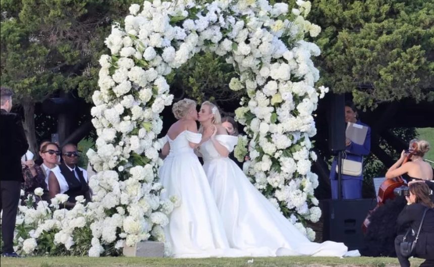 rebel wilson si sotia ramona agruma aparitie neasteptata in rochiile de nunta la australian open 2025 au facut furori in tribune 678523b4dfe97