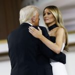 rochia purtata de melania trump la balul inaugural al lui donald trump cine e designerul care i a creat tinuta alb negru cu choker la gat 678f5ed71e4de