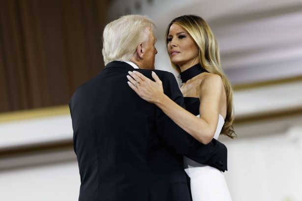 rochia purtata de melania trump la balul inaugural al lui donald trump cine e designerul care i a creat tinuta alb negru cu choker la gat 678f5ed71e4de