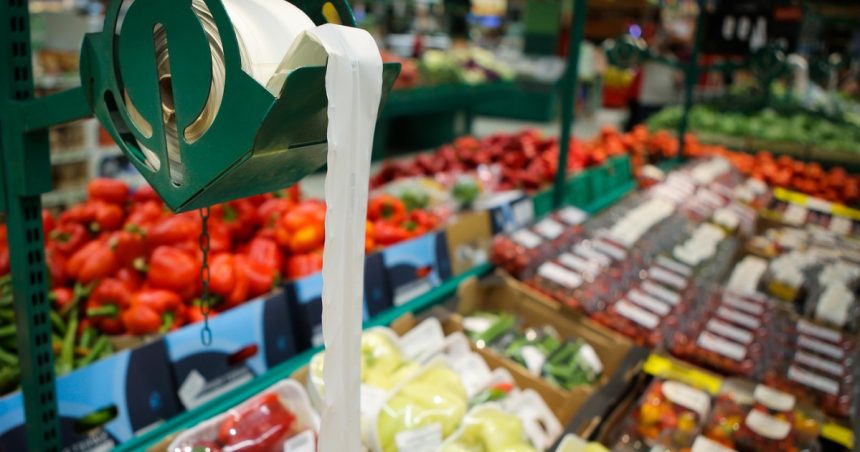 România se alătură unei coaliții care dorește reducerea puterii supermarketurilor în favoarea magazinelor locale în Uniunea Europeană. 1 romania se alatura unei coalitii care vrea sa reduca puterea supermarketurilor in favoarea magazinelor locale in ue 6798f9b0d065e