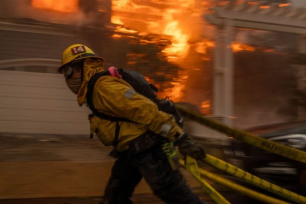 schimbarile climatice au agravat incendiile devastatoare din los angeles in care cel putin 29 de oameni au murit spun cercetatorii 679a2eae78aea