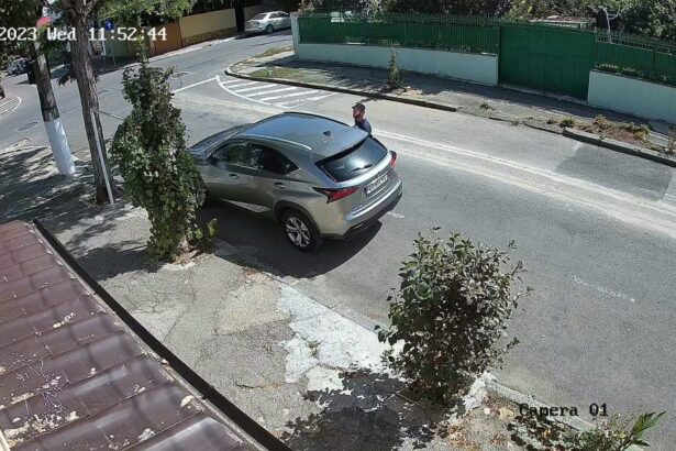 se plimba pe bulevardul tomis si s a hotarat sa sparga o masina iata cum a fost prins 677885f9cdf8e