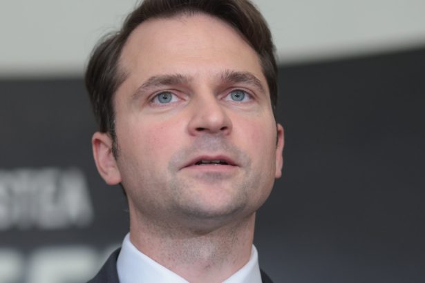 sebastian burduja il ironizeaza pe calin georgescu calaretul fara cap zicea ca eolienele nu produc curent e inca o aberatie 678d092b49134