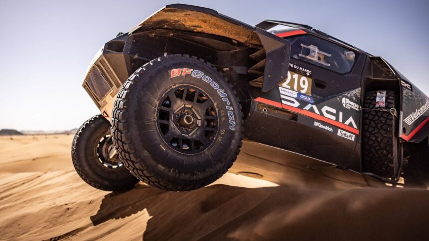 sebastien loeb nevoit sa abandoneze la raliul dakar dupa ce si a avariat dacia video cu incidentul 677d9de8bbf92