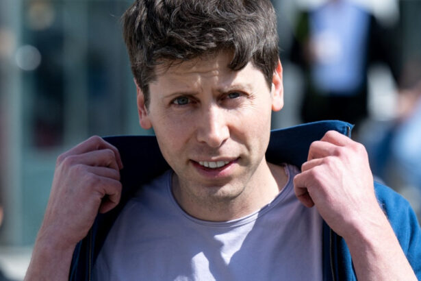 seful openai este acuzat de sora sa ca a violat o in copilarie sam altman neaga si este sustinut de restul familiei 677e3fd7de621