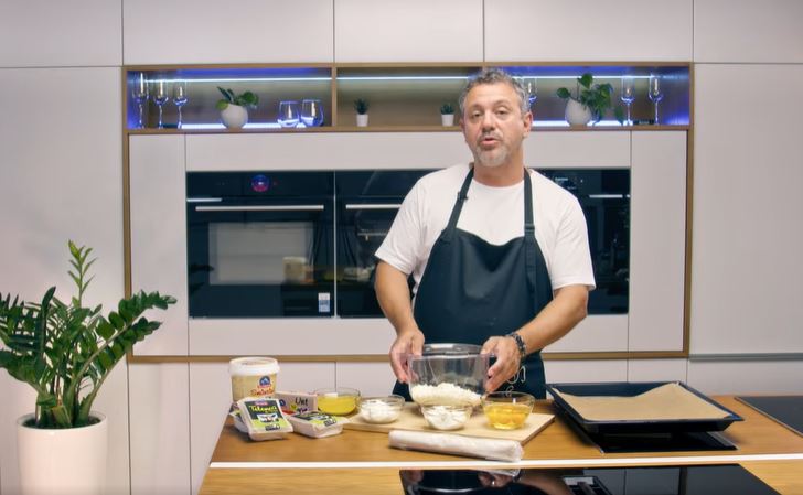sorin bontea a dezvaluit reteta sa de placinta cu telemea branza si smantana e simpla si gustoasa 677e96d522315