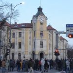 studenta lovita de masina in timpul unui protest la belgrad a fost purtata zeci de metri pe acoperisul vehiculului 67892aeeac881