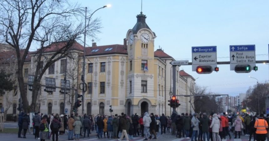 Studentă lovită de mașină în timpul unui protest la Belgrad, purtată zeci de metri pe acoperișul vehiculului. 1 studenta lovita de masina in timpul unui protest la belgrad a fost purtata zeci de metri pe acoperisul vehiculului 67892aeeac881