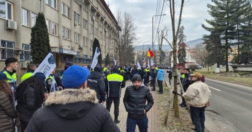 Sute de poliţişti au ieşit din nou în stradă, nemulţumiţi de prevederile „ordonanţei-trenuleţ” 1 sute de politisti au iesit din nou in strada nemultumiti de prevederile ordonantei trenulet 6786614999af2