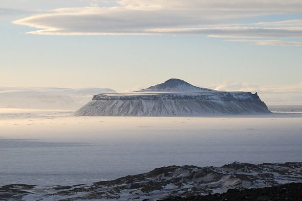 topirea ghetii din antarctica ar putea provoca eruptia a peste 100 de vulcani ascunsi sub calota glaciara 67849f190bf94