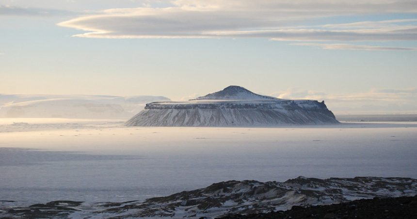 topirea ghetii din antarctica ar putea provoca eruptia a peste 100 de vulcani ascunsi sub calota glaciara 67849f190bf94